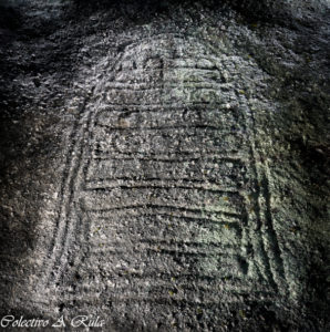 A pedra da grada  fai de marco entre os concellos de Caldas, Portas e Moraña e contén un curioso petróglifo / A Rula