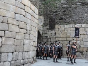 A Garda Pretoriana de Lugo sae por unha das portas da antiga muralla romana da cidade / concellodelugo.gal