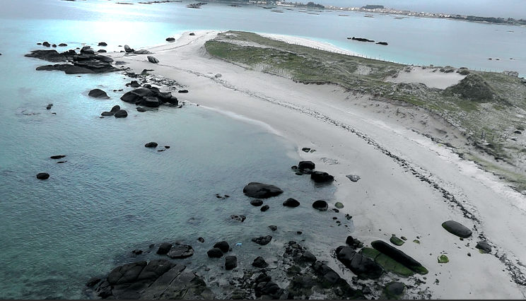 Illa do Areoso Guidoiro, na ría da Arousa. A suba do nivel do mar e a presión turística está afectando aos seus restos arqueolóxicos