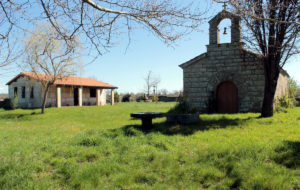 Igrexa e necrópole de Medeiros, en Monterrei