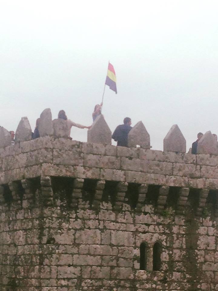 A bandeira republicana ondea na torre do homenaxe do Castelo de Vimianzo para conmemorar o 80 aniversario da toma deste castelo por parte do pobo / Manuel Antelo