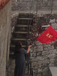 A bandeira da UGT é colocada na torre do homenaxe do Castelo de Vimianzo para lembrar o 80 aniversario da súa toma por republicanos / Manuel Antelo