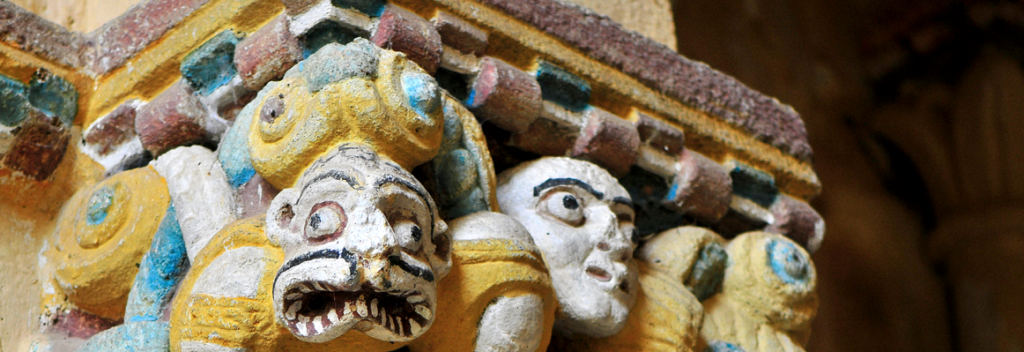 Detalles dalgunhas columnas do Mosteiro de San Paio de Abeleda, en Castro Caldelas / O Sorriso de Daniel