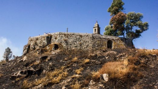Patrimonio galego - Ermida da Peneda rodeado polo lume.