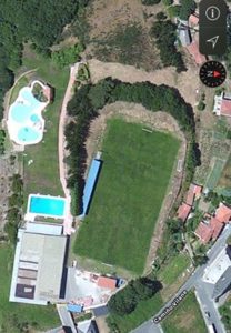 Castro Seoane, en Antas de Ulla, cun campo de fútbol no seu interior / FB Canibalismo urbanístico. Maltrato da Paisaxe