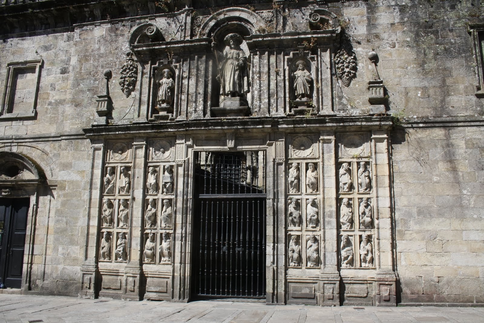 Esculturas do taller do mestre Mateo no exterior da Porta Santa que pertencian ao coro pétreo / santiagoturismo.com