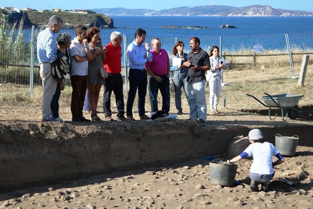 Rafael Rodríguez, arqueólogo da Deputación de Pontevedra, e coordinador da campaña da Lanzada, explicando o que se ten atopado neste sitio arqueolóxico