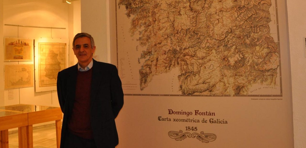 Gonzalo Méndez, comisario da exposición Mapas e Cartas de Vigo e de Galicia: séculos XVII ao XX, diante da obra de Domingo Fontán / Duvi
