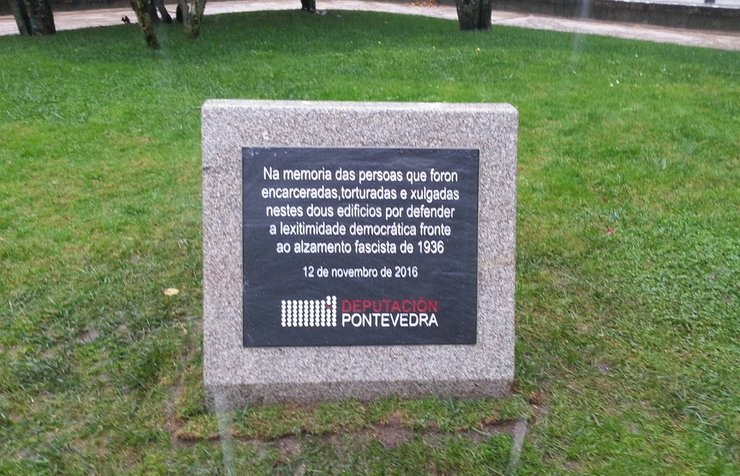 Placa colocada nos xardíns da Deputación de Pontevedra para lembrar aos funcionarios represaliados polo franquismo / Deputación de Pontevedra