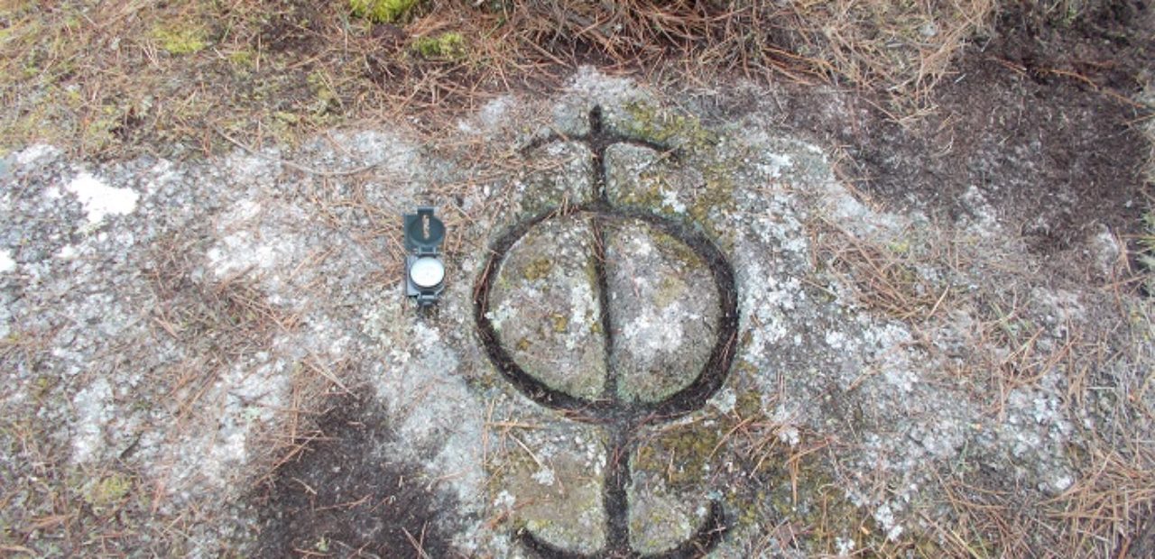 "Brúxula" con dúas frechas atopada na Pena do Rei, de Lugo / Xabier Moure