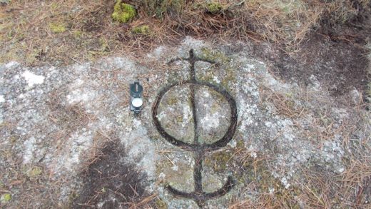"Brúxula" con dúas frechas atopada na Pena do Rei, de Lugo / Xabier Moure
