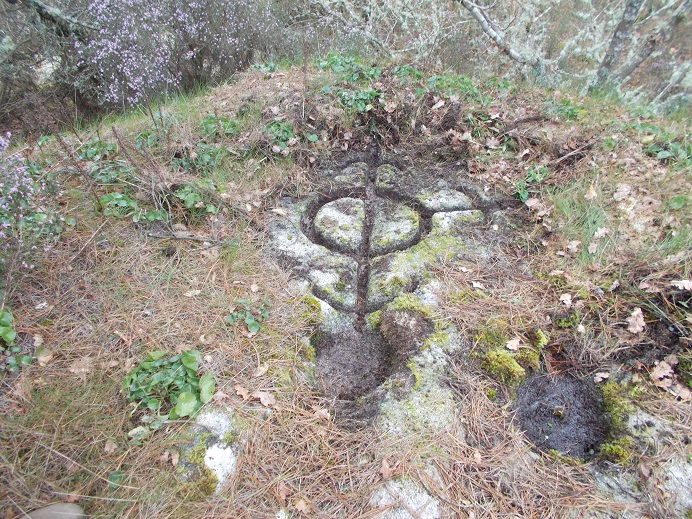 "Compás" con tres frechas atopado na Pena do Rei, en Lugo / Xabier Moure