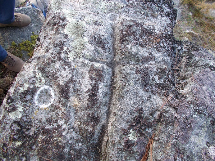 Cruz con coviñas atopada na Pena do Rei, en Lugo / Xabier Moure