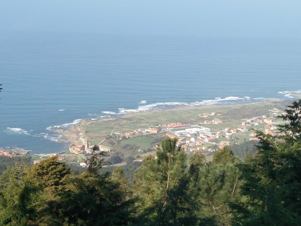 Vistas do Mosterio de Oia desde as estribacións da Serra da Groba / X.S.
