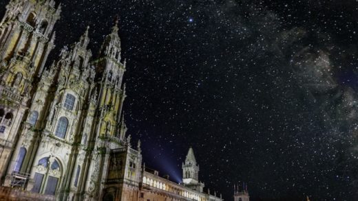 Via Láctea coa catedral de Santiago en primeiro plano. Camiño de Santiago / reydaluz.com